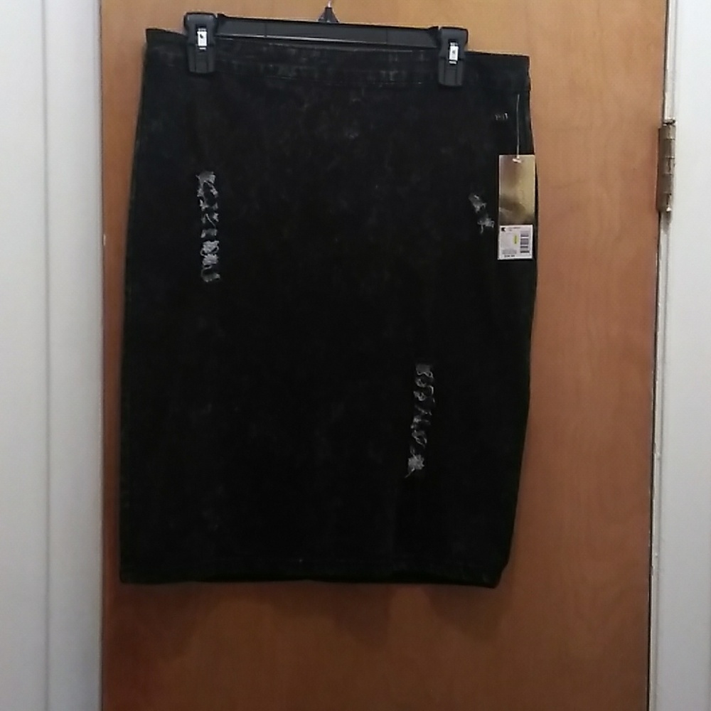 Nicki Minaj black denim skirt